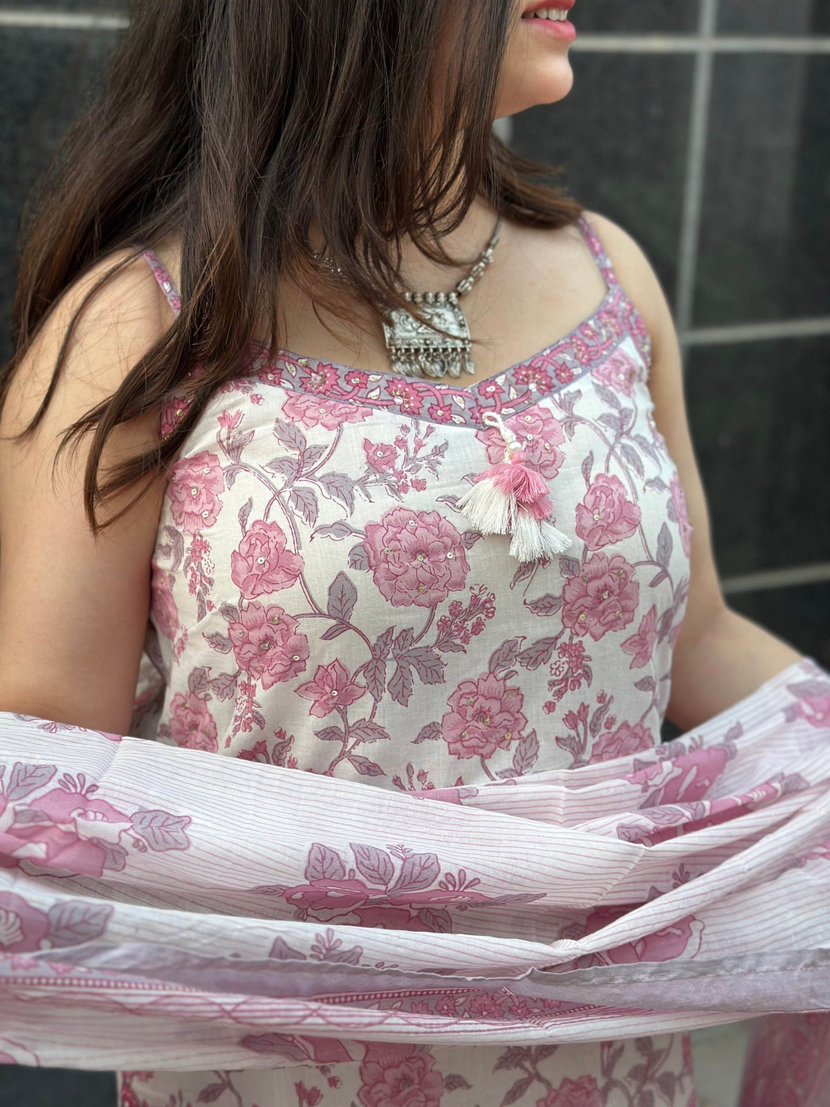 Sleeveless Thread Work Cotton Suit For Women